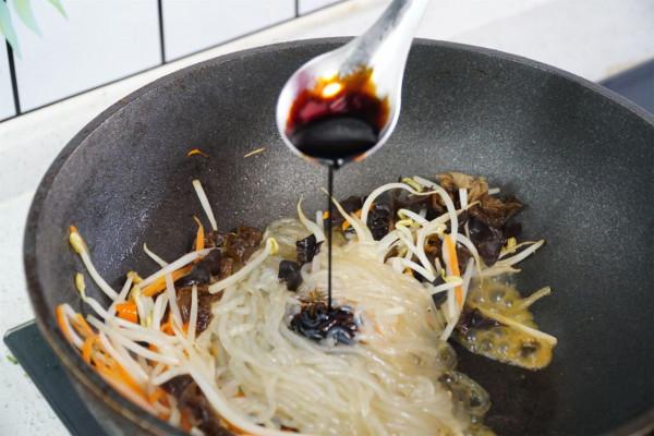 明日立春，記得吃合菜&OpenCurlyDoubleQuote;咬春&rdquo;，6樣食材炒一起，寓意開春全家旺
