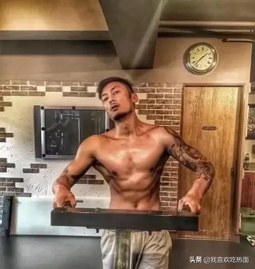 為一個鏡頭健身11個月,余文樂曬巔峰肌肉照,胸肌很強壯 為一個鏡頭健身11個月,余文樂曬巔峰肌肉照,胸肌很強壯