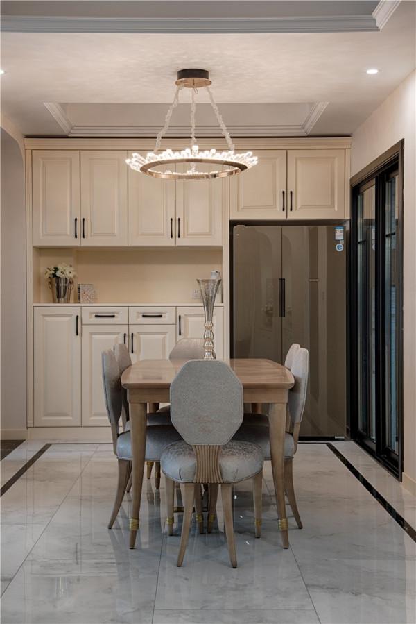 135㎡美式輕奢三居室，時尚又有品味