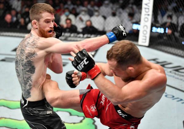 42歲特謝拉奪得UFC輕重量級冠軍,彼得·嚴再次奪得金腰帶 42歲特謝拉奪得UFC輕重量級冠軍,彼得·嚴再次奪得金腰帶