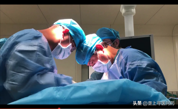 新生兒骶骨處長出“巨球”醫生“拆彈”贏生機