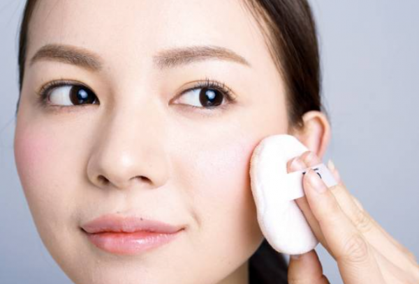底妝總是卡粉?除了選對粉底以外,再做好這些,才能讓妝容更服帖 底妝總是卡粉?除了選對粉底以外,再做好這些,才能讓妝容更服帖