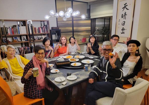 廖啟智去世6個月!妻子與一眾TVB花旦過中秋,走出陰霾展露笑顏 廖啟智去世6個月!妻子與一眾TVB花旦過中秋,走出陰霾展露笑顏