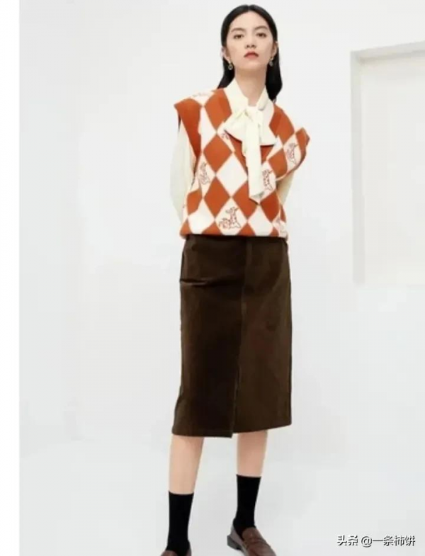 小個子女生冬天怎麼穿？毛線衣+裙子，選對了，顯高10釐米