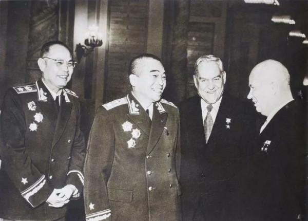 1957年,12位開國將帥齊聚莫斯科,彭德懷站C位,粟裕在後排邊上 1957年,12位開國將帥齊聚莫斯科,彭德懷站C位,粟裕在後排邊上