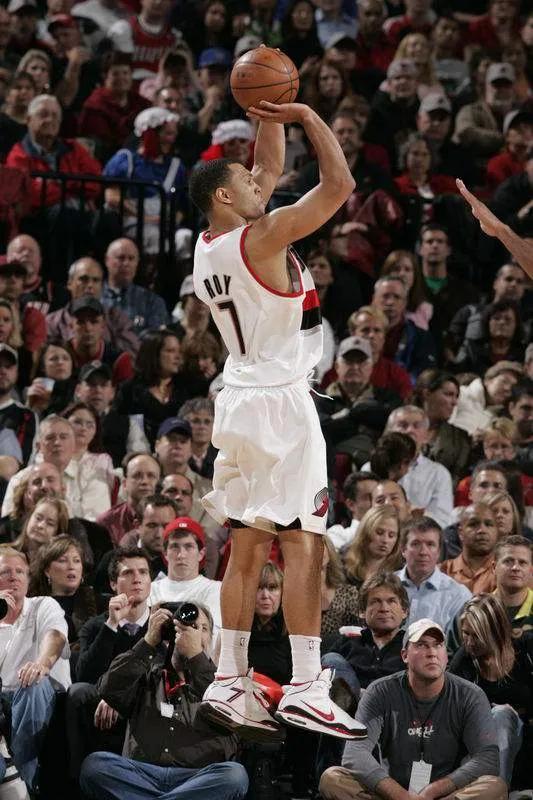 生涯僅6個賽季，卻征服一眾球星！“黃曼巴”布蘭登-羅伊去哪了