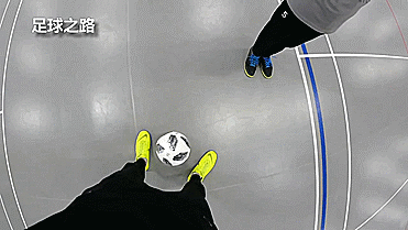 花式足球技巧之兩個簡單的花式穿襠技巧 花式足球技巧之兩個簡單的花式穿襠技巧