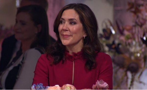 丹麥王室一家六口上電視，王儲妃紅裙驚豔，約瑟芬公主波點裙甜美