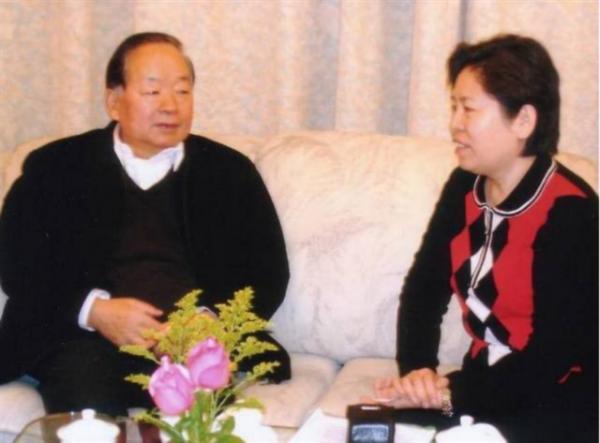 田紀雲妻子李英華:曾大著肚子工作一線,4個子女卻都是普通工人 田紀雲妻子李英華:曾大著肚子工作一線,4個子女卻都是普通工人