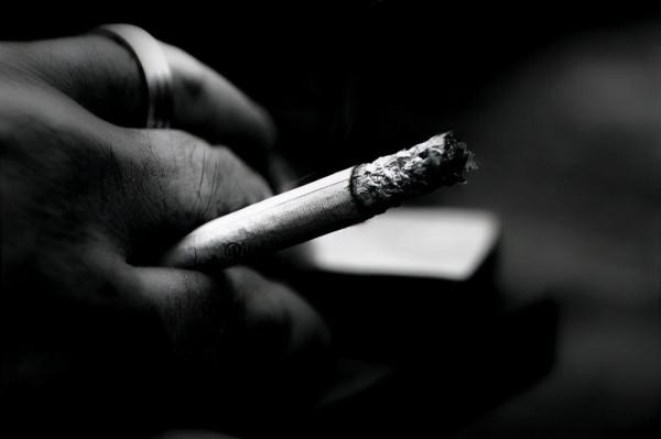 命運大不同！有人抽菸喝酒依然長壽，可有人早睡早起卻患上癌症？