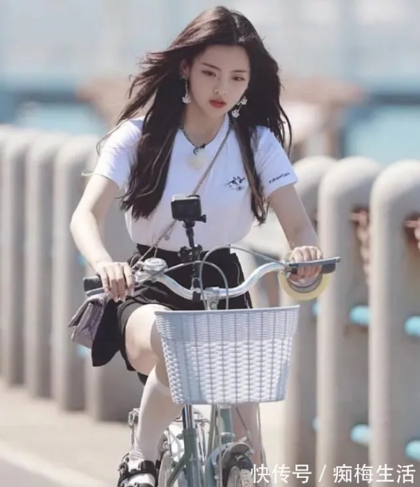 楊超越穿JK裙錄節目，卻被導演要求騎單車，這秀出的腿誰頂得住