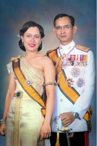 泰王“新寵”穿傳統泰服,隔空撞臉詩麗吉,卻沒有“準婆婆”貴氣 泰王“新寵”穿傳統泰服,隔空撞臉詩麗吉,卻沒有“準婆婆”貴氣