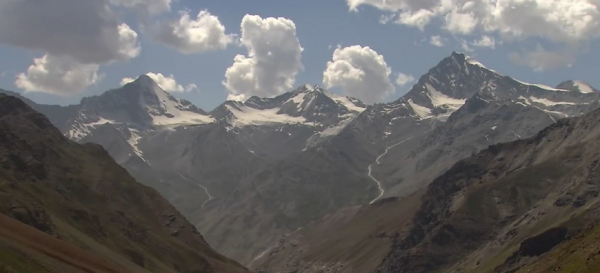 喜馬拉雅山上開大貨車，跟送死沒區別，全程司機只敢用30的時速跑