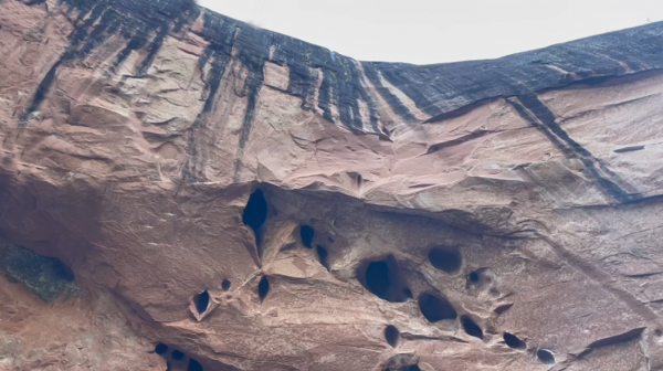 釣魚途中遇奇景，不得不說大自然是最巧的工匠