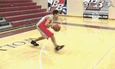 籃球場上的爭議球——順步突破走步嗎 籃球場上的爭議球——順步突破走步嗎