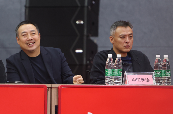 反差!劉國樑看決賽笑開懷,秦志戩坐旁邊一臉嚴肅,愁到白了頭 反差!劉國樑看決賽笑開懷,秦志戩坐旁邊一臉嚴肅,愁到白了頭