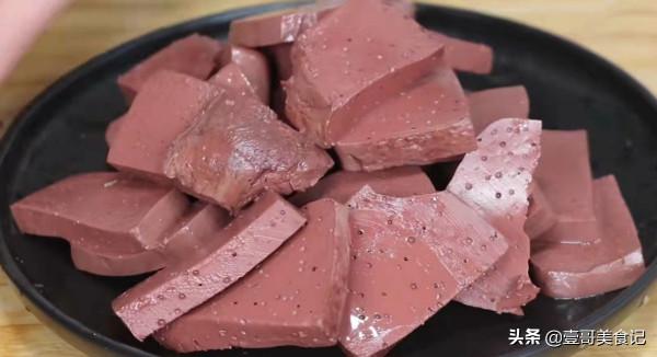 豬血怎麼燒才好吃，飯店大廚教你一招，多加這一步，鮮嫩又爽滑