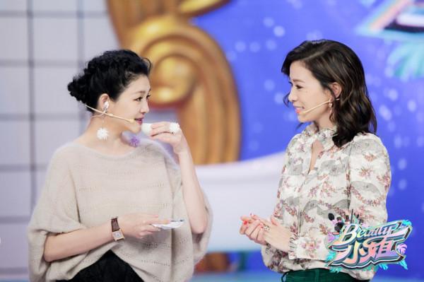 女人生了孩子變化大，大S和佘詩曼坐一起，穿的休閒氣質相差大