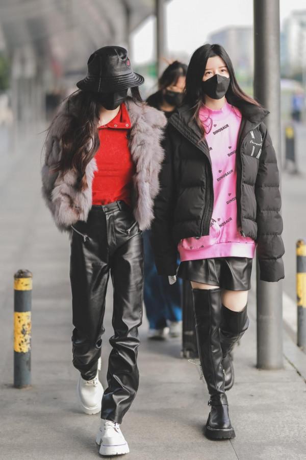 by2姐妹現身機場，一路熱聊親密無間