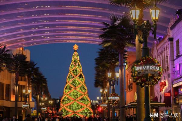北京環球影城超大聖誕樹驚豔亮相 冬日氛圍拉滿 北京環球影城超大聖誕樹驚豔亮相 冬日氛圍拉滿
