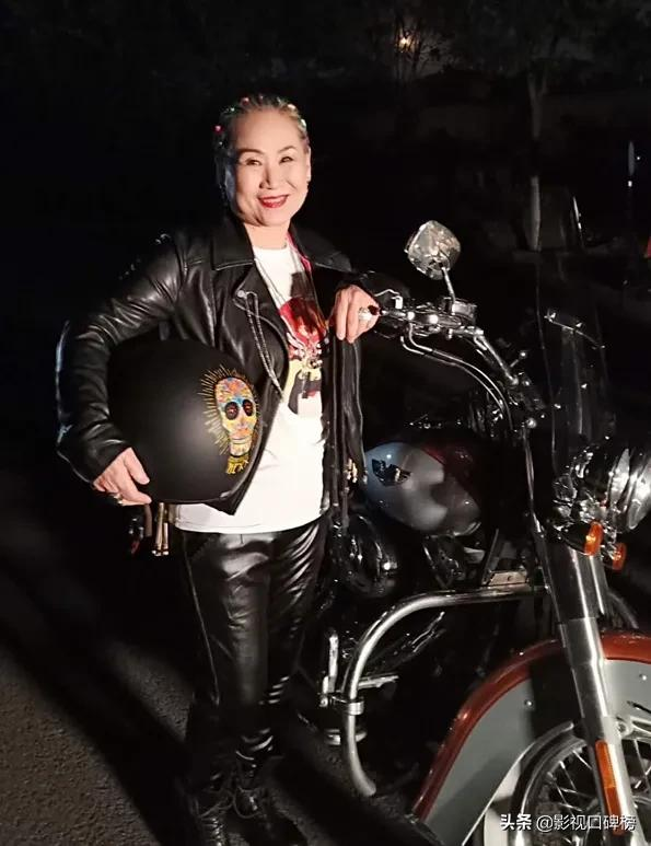 “百億老太”葦青:扮醜賣慘只是表象,她和六個“孩子”相互成就 “百億老太”葦青:扮醜賣慘只是表象,她和六個“孩子”相互成就