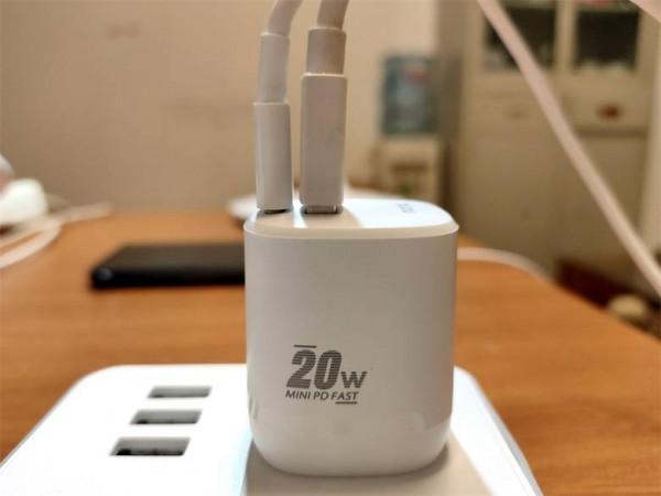 可同時快充兩臺裝置的精緻小巧充電器-南卡C2 20W迷你PD充電器