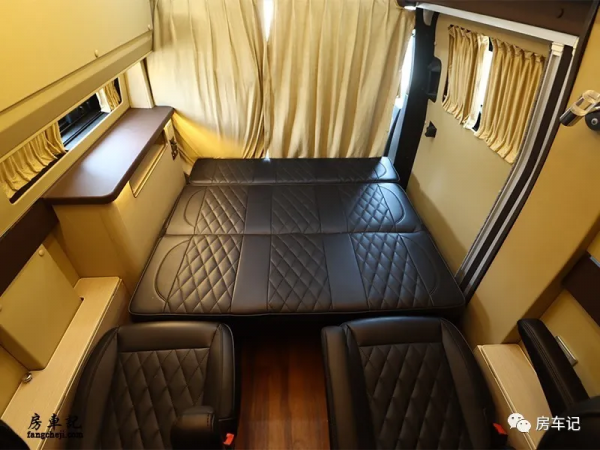 途酷神行者F338房車,商務旅居於一體,後置廚房與洗漱間 途酷神行者F338房車,商務旅居於一體,後置廚房與洗漱間