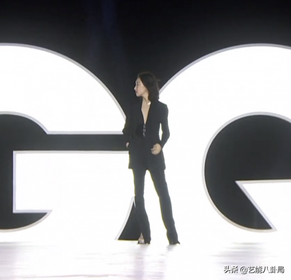 GQ年度最美紅毯：熱巴雀斑妝出戰，baby仙女棒接招，金晨紅氣逼人