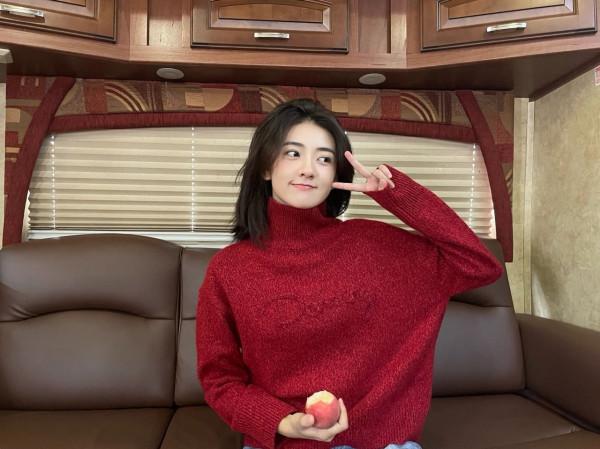 秋季毛衣如何穿得甜美復古和優雅？古力娜扎、趙露思6套穿搭絕美