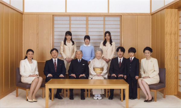 假笑機器佳子公主：被迫拋棄愛好迎合國民，整日活在母親的管控中