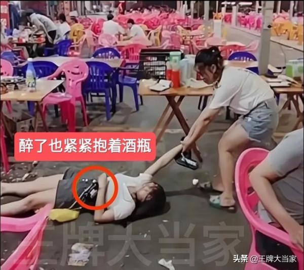 廣西：女子艱難拖行醉酒閨蜜，夜市食客冷眼旁觀無人幫忙