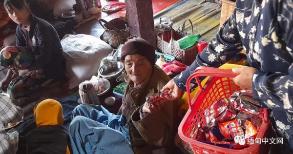 孕婦誕下死嬰、民眾帶著老人遺體出逃！緬甸戰事下的悲劇讓人痛心