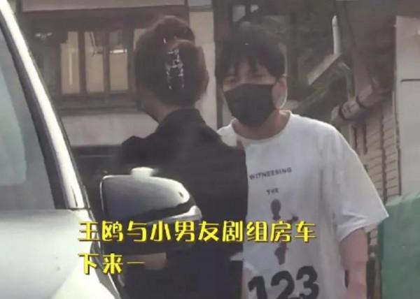 王歐現身妹妹婚禮，疑帶男友見家長