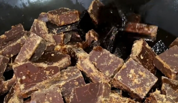 貴州大媽賣百年小吃,2元一個,出鍋被搶光,一天流水過萬遭嫉妒 貴州大媽賣百年小吃,2元一個,出鍋被搶光,一天流水過萬遭嫉妒