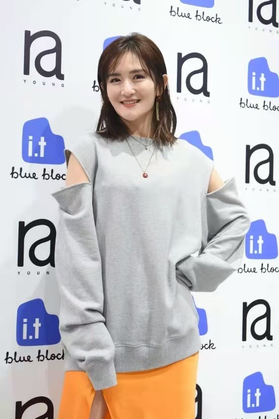 謝娜的時尚感越來越強,這身“上白下黑”穿搭,簡約大方還高階 謝娜的時尚感越來越強,這身“上白下黑”穿搭,簡約大方還高階