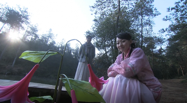 大家閨秀剛被選上皇妃，大清朝就亡了，最後被軍閥搶走，國產片