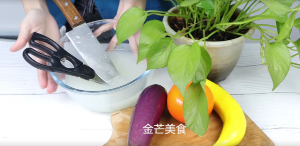 以後洗米水別倒掉了，學會洗米水的這5個妙用，能為你省下不少錢