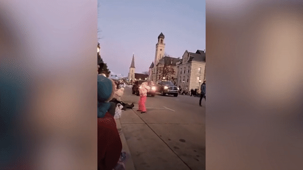 5死48傷！非裔歌手開SUV衝入遊行人群，老人孩子被撞飛，兇手曾碾壓孩子親媽