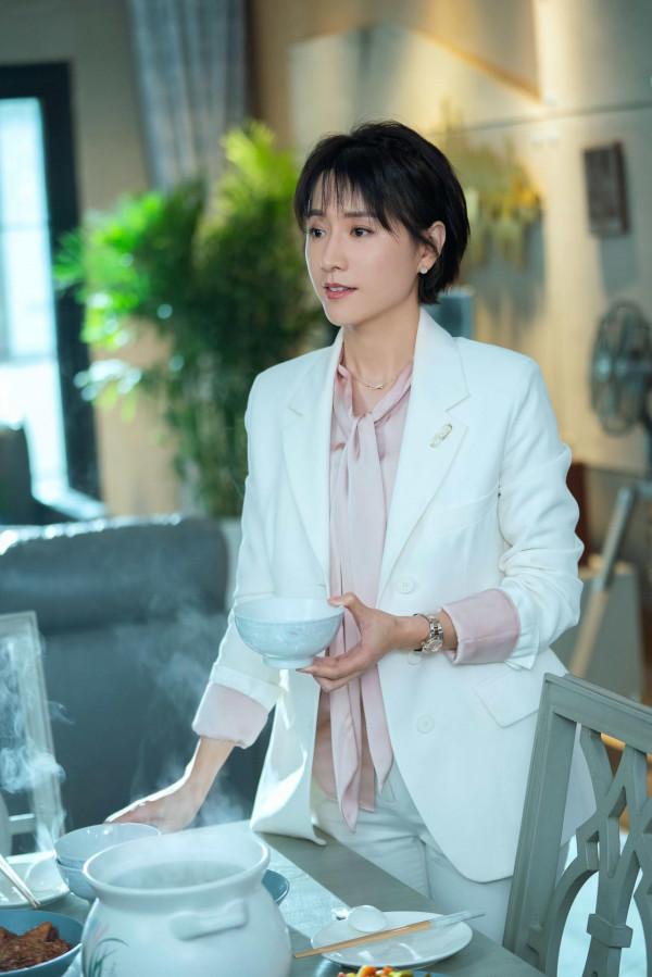 徐囡楠《愛的釐米》四大衛視熱播 藍俏俏直播反差溫柔女人味足