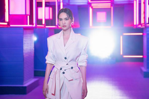 酷！楊丞琳白西服疊穿百褶裙時髦有樣