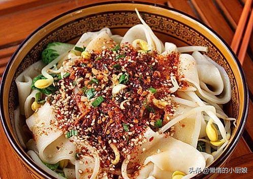 自己在家做油潑面，只需一塊錢就搞定，好吃不貴，還省事