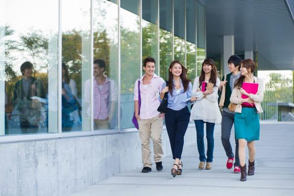 大學生的困惑：身邊人都在墮落，我該“同流合汙”嗎？