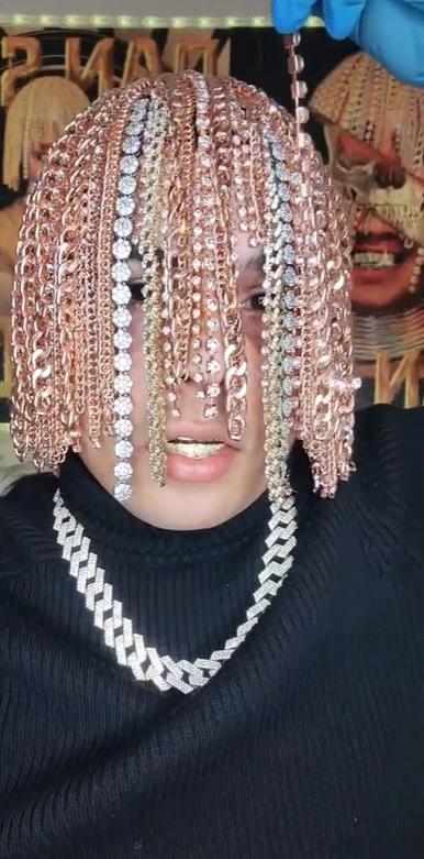 墨西哥Rapper頭皮植入數十條大金鍊，搞了一頭名副其實的金髮