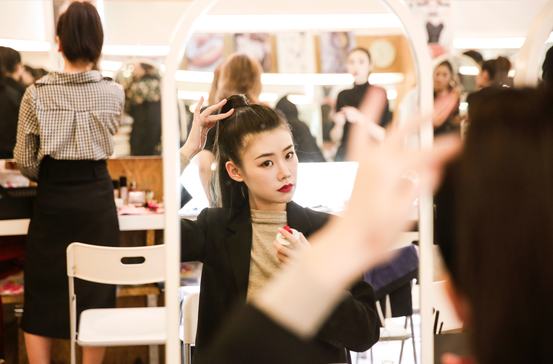 化妝學徒,學費3萬,月入3000 化妝學徒,學費3萬,月入3000