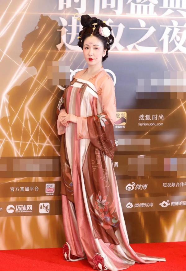 搜狐時尚盛典紅毯上的女明星，閆妮的造型霸氣十足