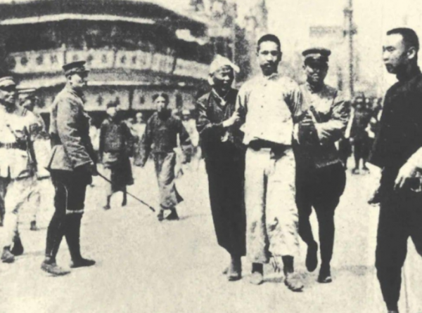 1949年,軍統少將穿解放軍軍裝前往北平,世人才知戴笠愛將竟是特工