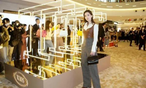 劉詩詩不拘泥於一種風格,襯衫配皮質背心大膽前衛,美得桀驁不馴 劉詩詩不拘泥於一種風格,襯衫配皮質背心大膽前衛,美得桀驁不馴