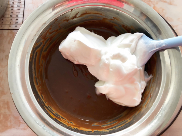 「巧克力古早味蛋糕」的做法+配方，細膩可口，甜而不膩