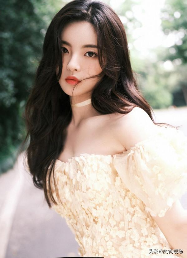 楊超越鵝黃色紗裙化身小公主 小露香肩甜美優雅