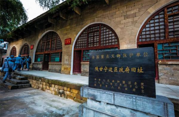 他是毛主席同學，與鄧小平前妻結婚，兒子是副國級幹部